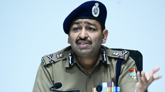 रिलायंस ज्वेलरी शोरूम में लूट की वारदात का जल्द खुलासा हो : डीजीपी रिलायंस ज्वेलरी शोरूम में लूट की वारदात का जल्द खुलासा हो : डीजीपी