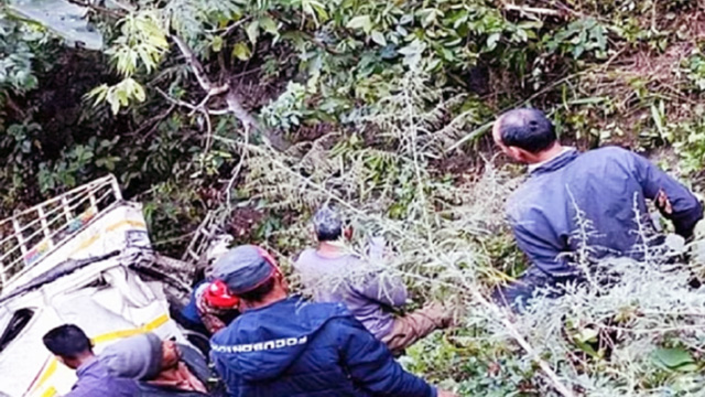 खाई में मैक्स गिरने से नौ लोगों की मौत खाई में मैक्स गिरने से नौ लोगों की मौत