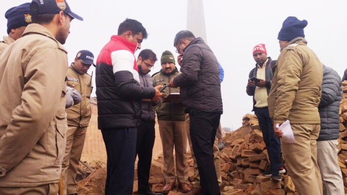 ईंट भट्टे की दीवार गिरने से छह मजदूरों की मौत, दो गंभीर ईंट भट्टे की दीवार गिरने से छह मजदूरों की मौत, दो गंभीर