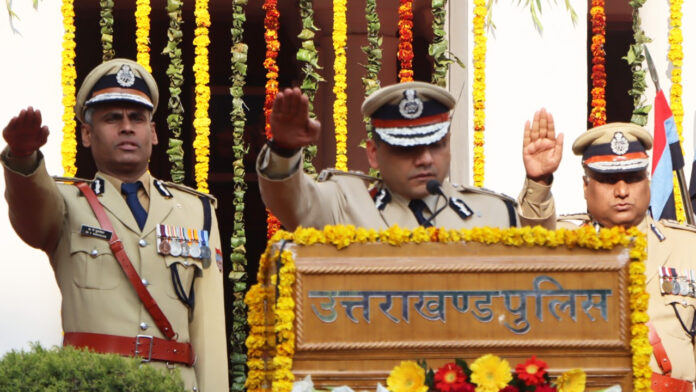 पुलिस महानिदेशक ने मुख्यालय में किया ध्वजारोहण पुलिस महानिदेशक ने मुख्यालय में किया ध्वजारोहण