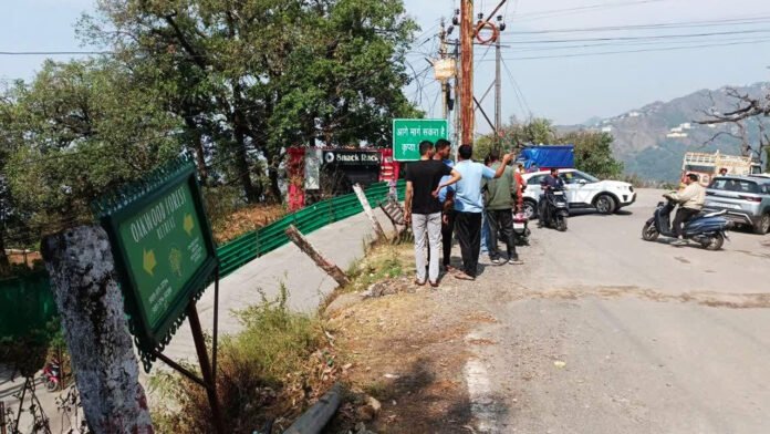 अनियंत्रित कार दूसरी सड़क पर गिरी, चपेट में आने से दो लोग घायल अनियंत्रित कार दूसरी सड़क पर गिरी, चपेट में आने से दो लोग घायल