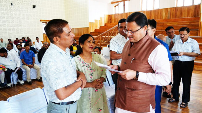 सीएम धामी ने अपने कैंप कार्यालय में सुनी जनसमस्याएं सीएम धामी ने अपने कैंप कार्यालय में सुनी जनसमस्याएं