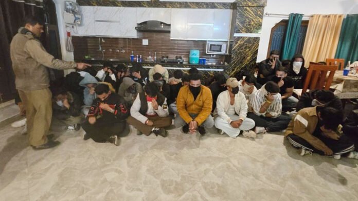 नाइट हाउस पार्टी कर रहे 57 युवक-युवतियां को पुलिस ने पकड़ा, परोसी जा रही थी शराब नाइट हाउस पार्टी कर रहे 57 युवक-युवतियां को पुलिस ने पकड़ा, परोसी जा रही थी शराब
