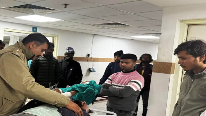 पर्यटकों की कार खाई में गिरी, तीन लोग घायल पर्यटकों की कार खाई में गिरी, तीन लोग घायल