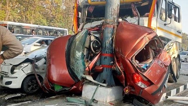 डोईवाला टोल प्लाजा पर कार और ट्रक की जबरदस्त टक्कर,दो की मौत डोईवाला टोल प्लाजा पर कार और ट्रक की जबरदस्त टक्कर,दो की मौत