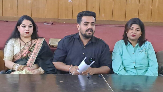 पीड़ित ने पुलिस और आप नेता पर लगाया लाखों की लूट का आरोप