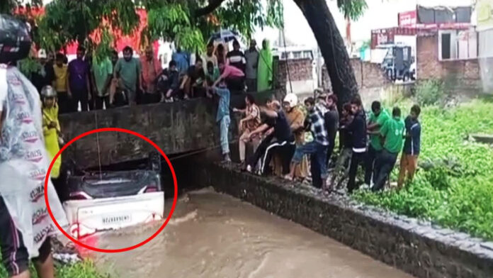 उफनती नहर में गिरी कार, बच्चे समेत 4 की मौत, 3 घायल