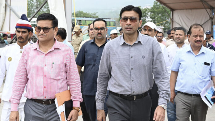 डीएम बंसल ने किया चारधाम यात्रा व्यवस्था का निरीक्षण