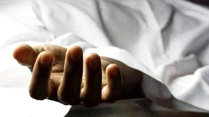 पेड़ में लटका मिला व्यक्ति का शव, जांच में जुटी पुलिस पेड़ में लटका मिला व्यक्ति का शव, जांच में जुटी पुलिस