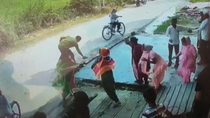 कहासुनी के बाद महिलाओं में जमकर चले लात घूंसे कहासुनी के बाद महिलाओं में जमकर चले लात घूंसे