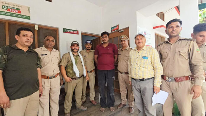 अवैध कटान और वन कर्मियों पर फायर झोंकने का आरोपी दबोचा, पांच अन्य फरार अवैध कटान और वन कर्मियों पर फायर झोंकने का आरोपी दबोचा, पांच अन्य फरार