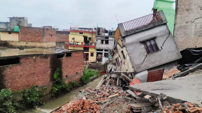 भारी बारिश के कारण दो मकान जमींदोज