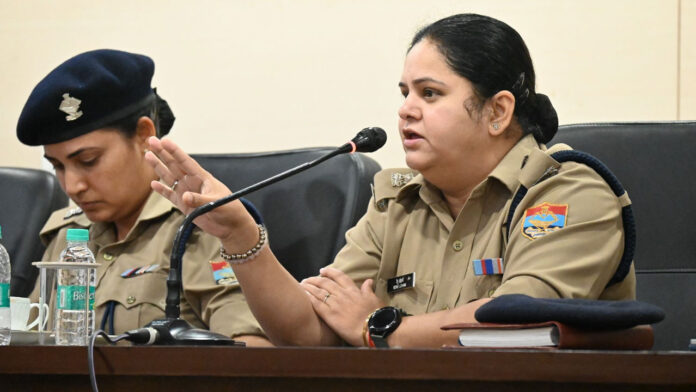 महिला पुलिस अधिकारियों व कर्मियों को दी यौन उत्पीड़न अधिनियम 2013 की जानकारी महिला पुलिस अधिकारियों व कर्मियों को दी यौन उत्पीड़न अधिनियम 2013 की जानकारी