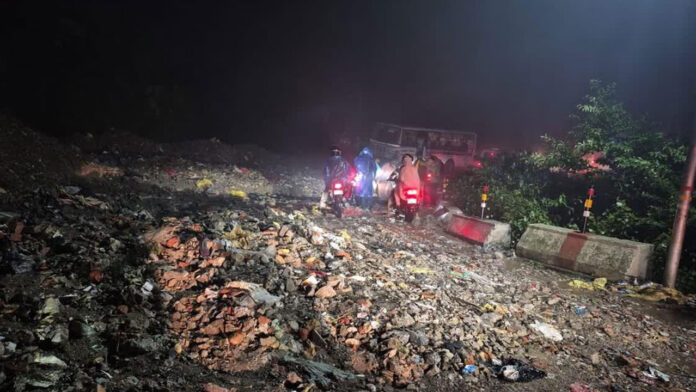 मूसलाधार बारिश से आफत, जेपी बैंड के पास आया भारी मलबा, रोड हुई बंद