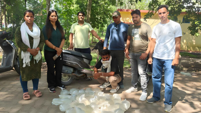 आबकारी विभाग ने कच्ची शराब के साथ एक को किया गिरफ्तार