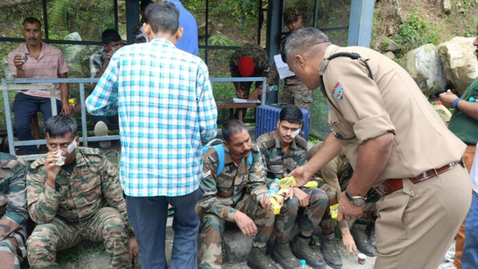 बदरीनाथ हाईवे पर सेना के जवानों की बस पलटी, कई घायल