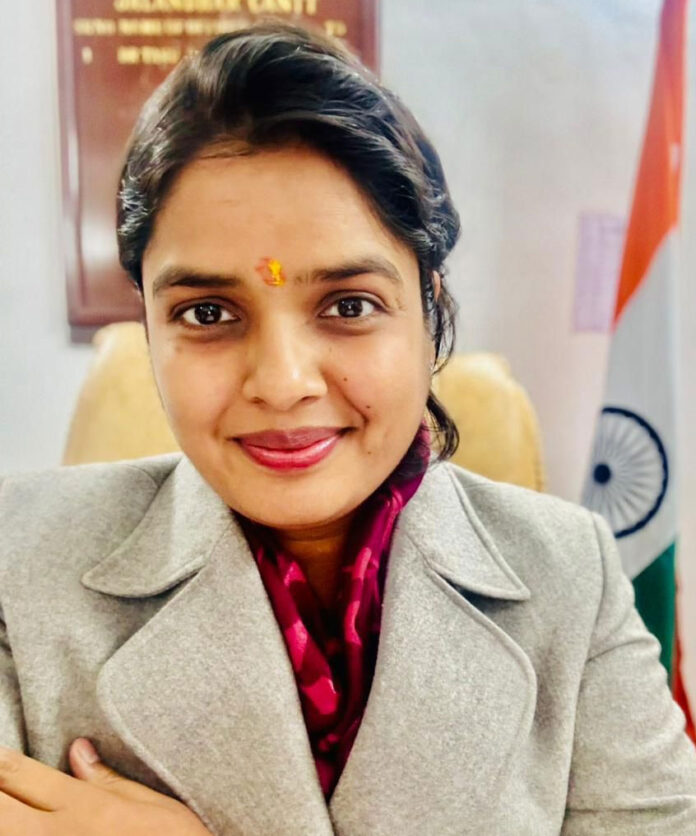 हम जो रंग पहनते हैं, वही जिंदगी जीते हैं : फैशन, आस्था और आत्मचिकित्सा की एक यात्रा