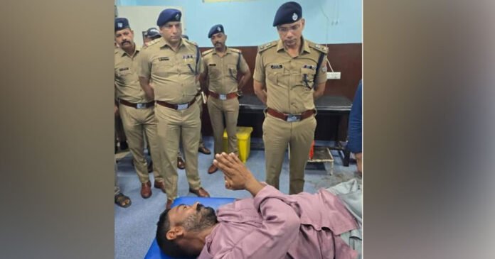 फरार चल रहा हत्यारोपी पुलिस मुठभेड़ में घायल