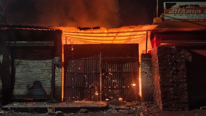 देर रात कबाड़ की दुकान में लगी आग, 6 गाड़ियों ने पाया काबू