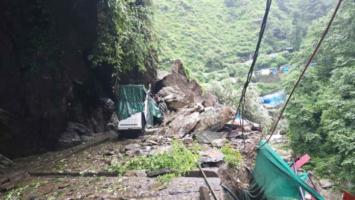 अतिवृष्टि से मची तबाही, मकान और वाहन मलबे में दबे