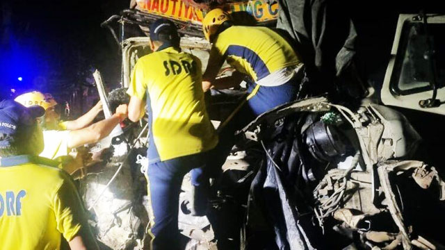 ट्रक और ट्रॉली की भीषण टक्कर से लगी आग, दो की दर्दनाक मौत