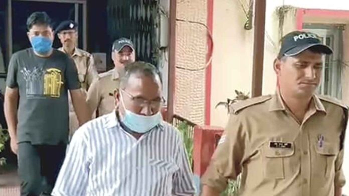 करोड़ों के गबन में दो सलाखों के पीछे करोड़ों के गबन में दो सलाखों के पीछे