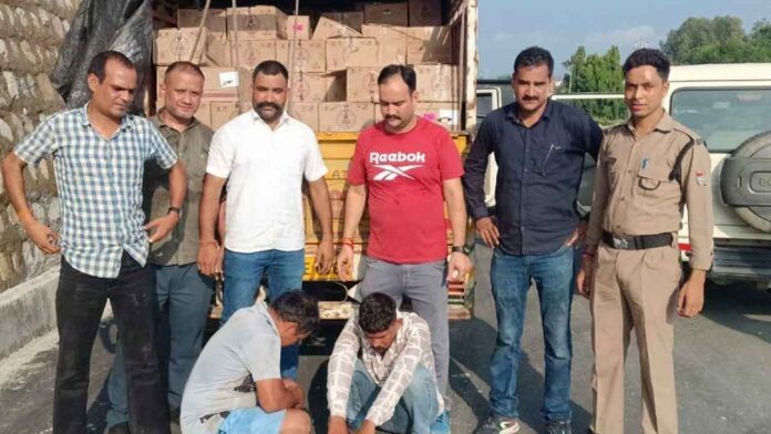 233 पेटी अवैध अंग्रेजी शराब के साथ तीन तस्कर गिरफ्तार
