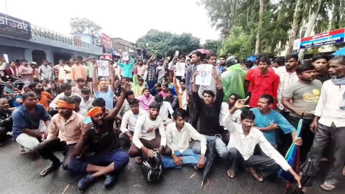 खेत में दबी मिली 11 साल के बच्चे की सिर कटी लाश खेत में दबी मिली 11 साल के बच्चे की सिर कटी लाश