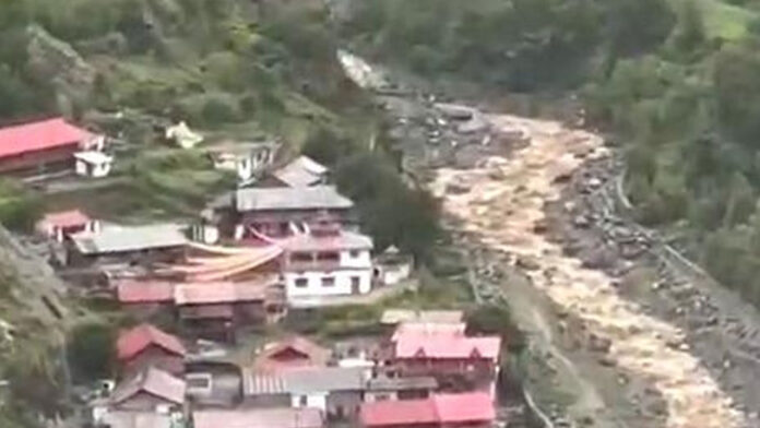 धराली में 25 फीट मलबा, रेस्क्यू में अड़चन बना मौसम