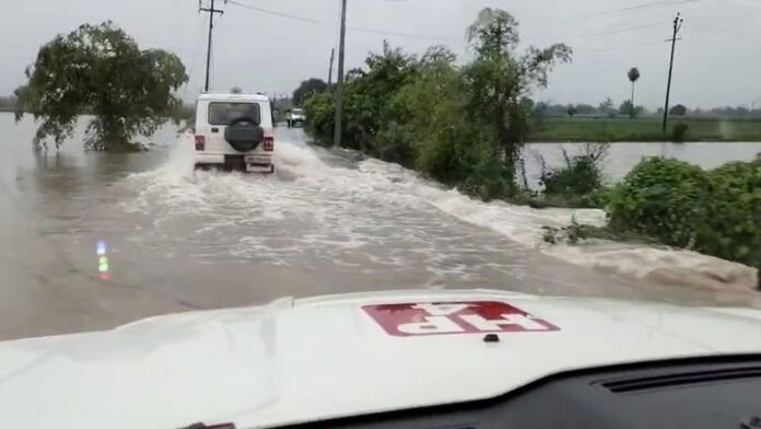 फैक्ट्री में घुसा बाढ़ का पानी, मजदूरों को किया रेस्क्यू