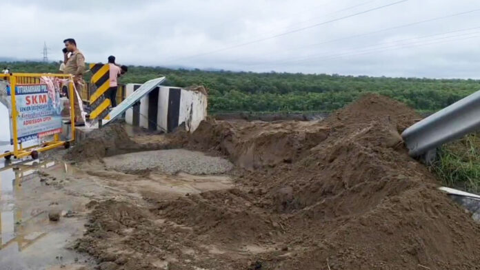भारी बारिश के बाद गौला पुल की एप्रोच रोड धंसी, प्रशासन में हड़कंप