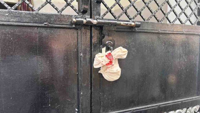 बिना नियम-कानून के कर डाली तालेबंदी