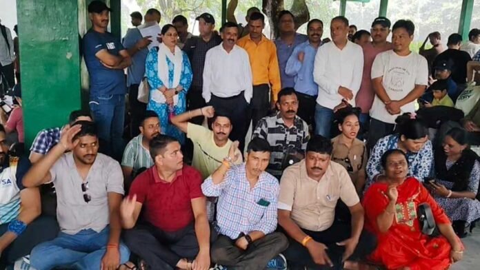 पीआरडी जवानों ने अपनी मांगों को लेकर दिया धरना