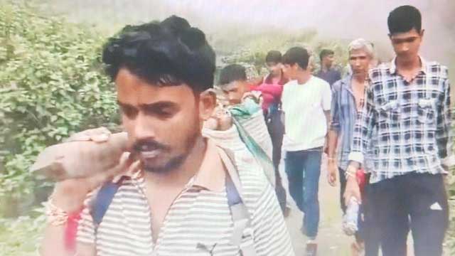 आदर्श चंपावत में डोली से ढोए जा रहे मरीज