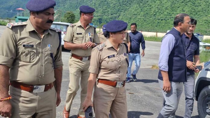 डीएम प्रशांत आर्या ने लिया चिन्यालीसौड़ हवाई पट्टी पर राहत कार्यो का जायज़ा डीएम प्रशांत आर्या ने लिया चिन्यालीसौड़ हवाई पट्टी पर राहत कार्यो का जायज़ा