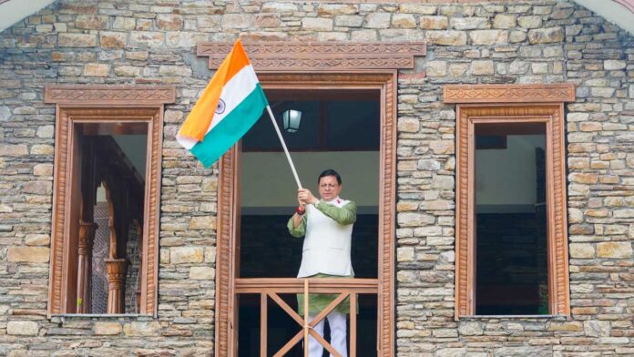 सीएम धामी ने सीएम आवास पर फहराया तिरंगा
