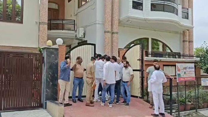 दिनदहाड़े होटल कारोबारी की बेटी को बंधक बनाकर डकैती