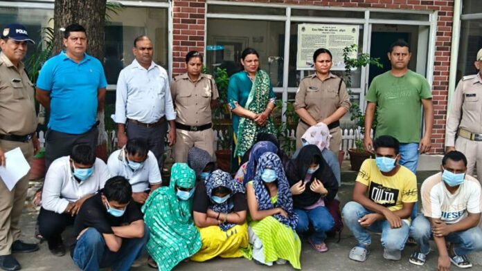 सैक्स रैकेट का भंडाफोड़, 8 महिलाएँ व 5 पुरुष गिरफ्तार सैक्स रैकेट का भंडाफोड़, 8 महिलाएँ व 5 पुरुष गिरफ्तार