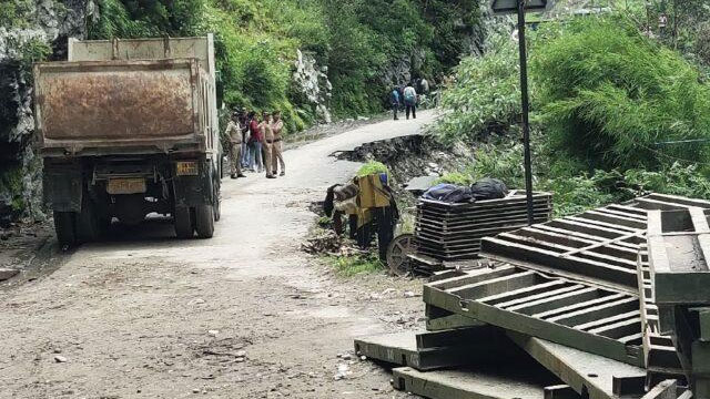 भूस्खलन के कारण बंद हुई सड़क फिर से खुला भूस्खलन के कारण बंद हुई सड़क फिर से खुला