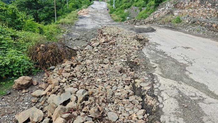 लगातार नीचे की ओर धंस रहा केदारनाथ हाईवे का रुद्रप्रयाग-जवाड़ी बाईपास लगातार नीचे की ओर धंस रहा केदारनाथ हाईवे का रुद्रप्रयाग-जवाड़ी बाईपास
