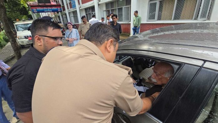 बुजुर्ग की समस्या सुनने खुद चलकर आये एसएसपी अजय सिंह