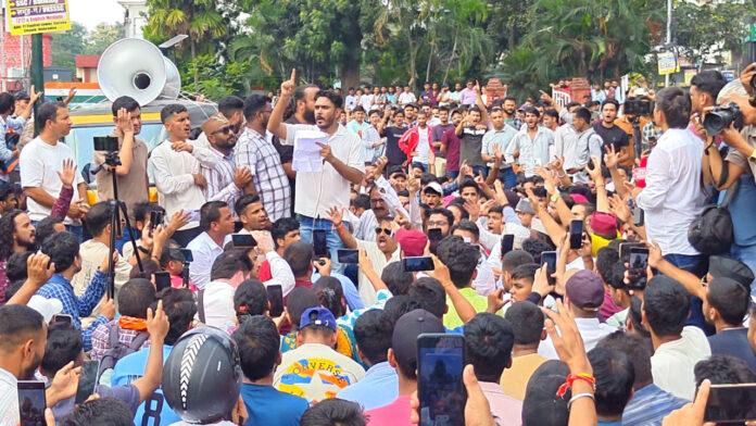 यूकेएसएसएससी पेपर लीक मामले को लेकर उत्तराखंड बेरोजगार संघ ने किया सचिवालय कूच यूकेएसएसएससी पेपर लीक मामले को लेकर उत्तराखंड बेरोजगार संघ ने किया सचिवालय कूच