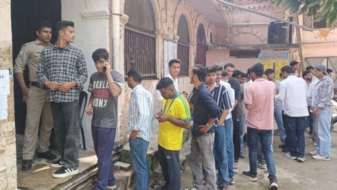 छात्र संघ चुनाव के लिए मतदान प्रक्रिया संपन्न छात्र संघ चुनाव के लिए मतदान प्रक्रिया संपन्न