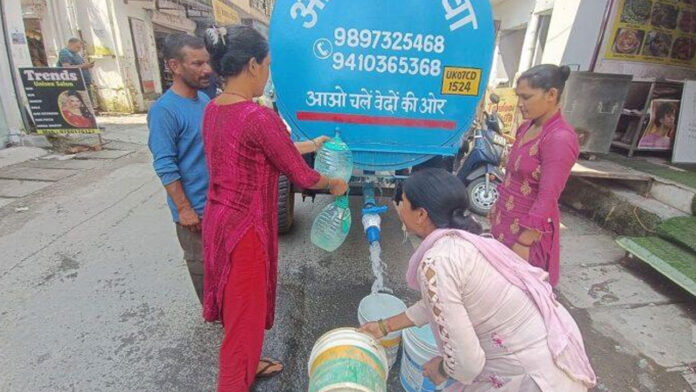 पानी की किल्लत से लोग परेशान, कई इलाकों में पानी की बूंद-बूंद के लिए तरसे लोग पानी की किल्लत से लोग परेशान, कई इलाकों में पानी की बूंद-बूंद के लिए तरसे लोग