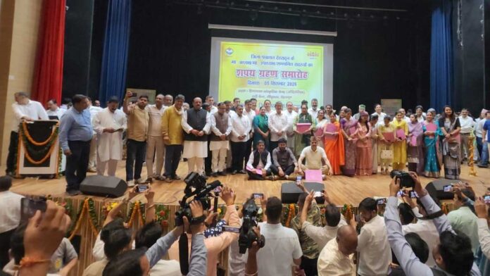 नवनिर्वाचित अध्यक्ष, उपाध्यक्ष व सदस्यों ने ली शपथ नवनिर्वाचित अध्यक्ष, उपाध्यक्ष व सदस्यों ने ली शपथ