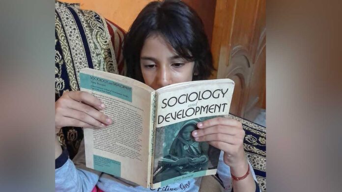 छिपे हुए प्रेरक: सौंदर्य पारिस्थितिकी तंत्र और शरीर को लेकर शर्मिंदगी छिपे हुए प्रेरक: सौंदर्य पारिस्थितिकी तंत्र और शरीर को लेकर शर्मिंदगी