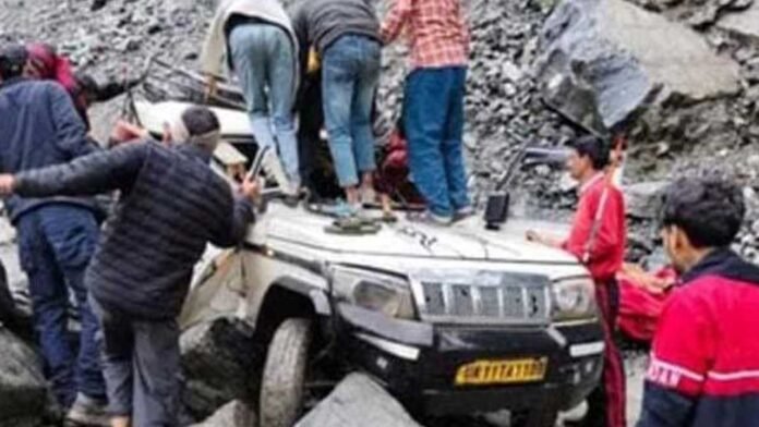 वाहन पर बोल्डर गिरने से दो की मौत, तीन घायल