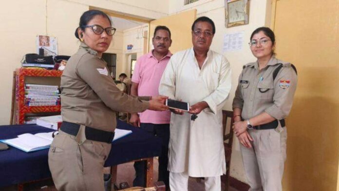 पुलिस ने 16 मोबाइल फोन बरामद कर लौटाए