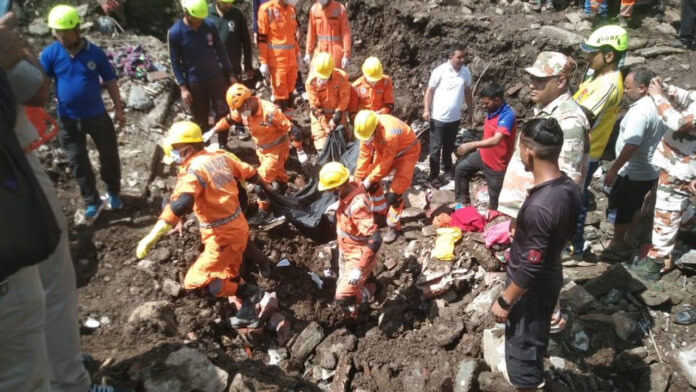 मलबे में दबकर मां और बच्चों की मौत, मां के सीने से लिपटे मिले बच्चे