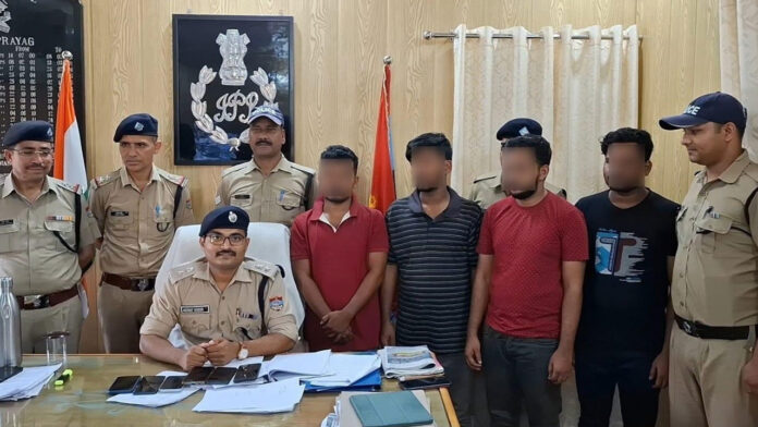 हेलीकॉप्टर टिकट बुकिंग के नाम पर यात्रियों से लाखों की ठगी करने वाले 4 आरोपी गिरफ्तार